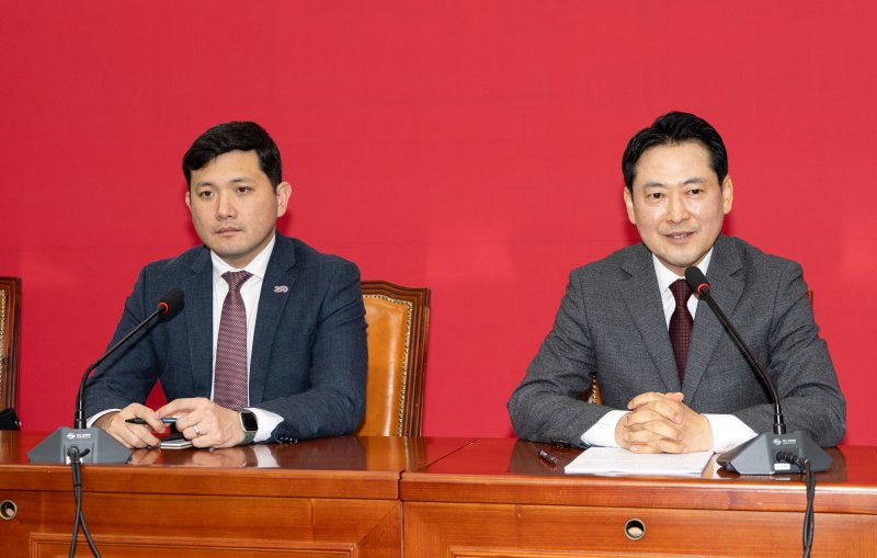 장동혁 국민의힘 대표가 12일 서울 여의도 국회에서 케빈 김 주한 미국 대사대리를 접견, 인사말하고 있다. 2025.12.12/뉴스1 ⓒ News1 이승배 기자