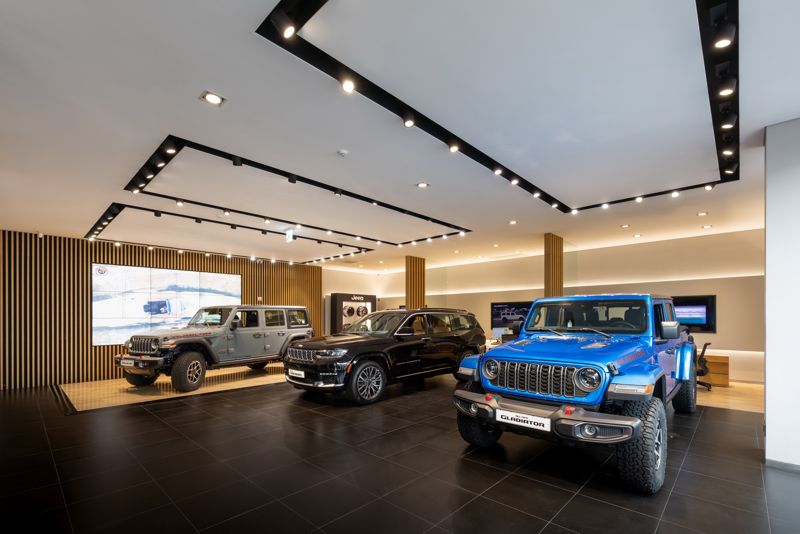 SBH 인천 전시장에 전시된 지프 모델 차량들. 사진=스텔란티스 코리아 제공