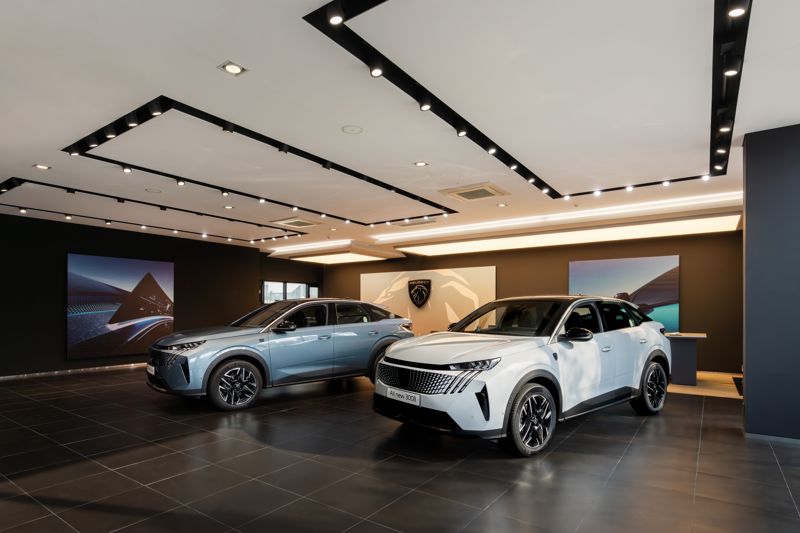 SBH 인천 전시장에 전시된 푸조 모델 차량들. 사진=스텔란티스 코리아