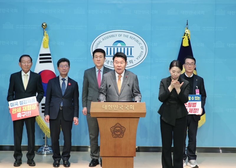 철강산업 위기 관련 공동 기자회견장에서 현대제철을 중심으로 철강산업이 수출 감소 등 복합적 위기에 직면했다고 설명하는 오성환 당진시장(당진시 제공. 재판매 및 DB금지)2-25.12.12/뉴스1