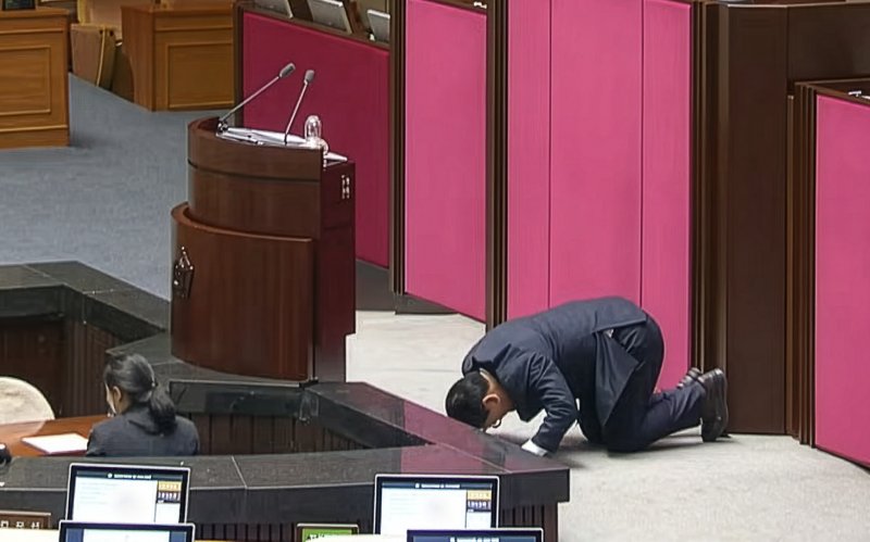 [서울=뉴시스] 송석준 국민의힘 의원이 12일 국회에서 열린 본회의에서 형사소송법 일부개정법률안에 대한 무제한토론(필리버스터)을 시작하며 "사죄의 마음을 표하겠다"며 큰절하고 있다.(사진=국회방송 캡처) 2025.12.12. photo@newsis.com *재판매 및 DB 금지