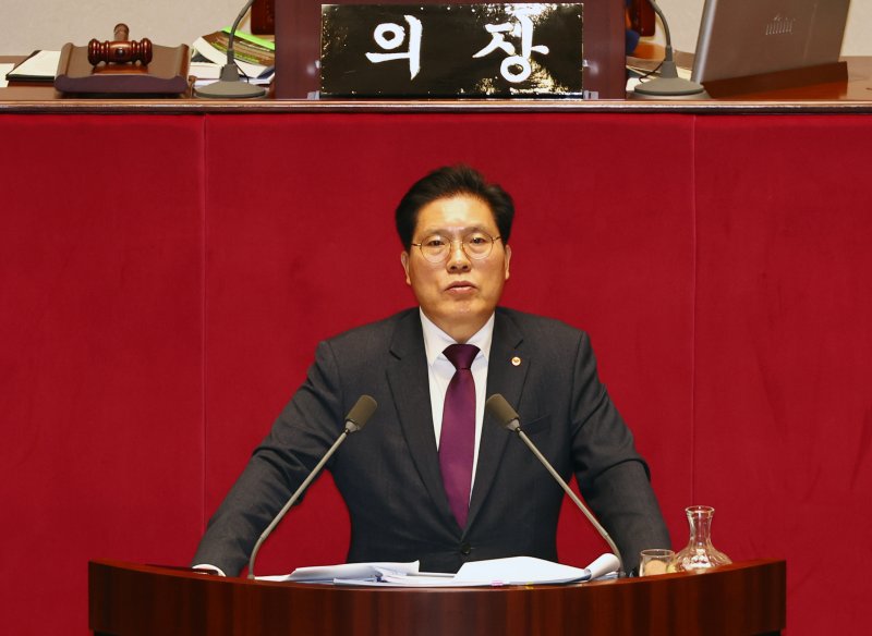 [서울=뉴시스] 김명년 기자 = 송석준 국민의힘 의원이 12일 서울 여의도 국회에서 열린 본회의에서 형사소송법 일부개정법률안(대안)에 대한 무제한 토론(필리버스터)을 하고 있다. 2025.12.12. kmn@newsis.com