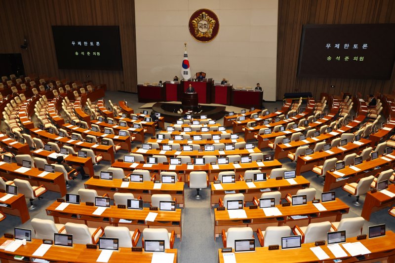 [서울=뉴시스] 김명년 기자 = 송석준 국민의힘 의원이 12일 서울 여의도 국회에서 열린 본회의에서 형사소송법 일부개정법률안(대안)에 대한 무제한 토론(필리버스터)을 하고 있다. 2025.12.12. kmn@newsis.com