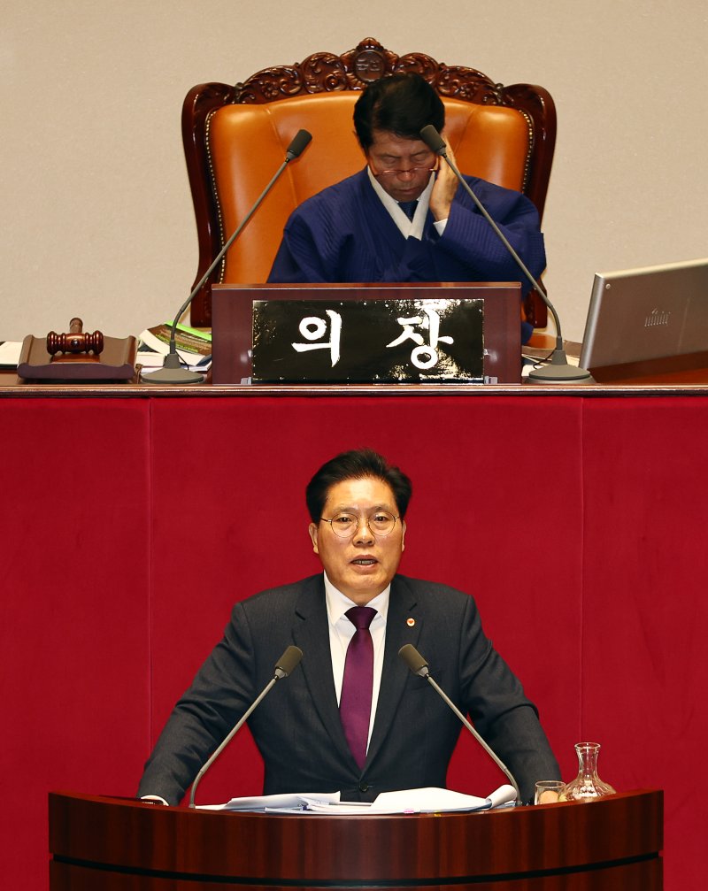 [서울=뉴시스] 김명년 기자 = 송석준 국민의힘 의원이 12일 서울 여의도 국회에서 열린 본회의에서 형사소송법 일부개정법률안(대안)에 대한 무제한 토론(필리버스터)을 하고 있다. 2025.12.12. kmn@newsis.com