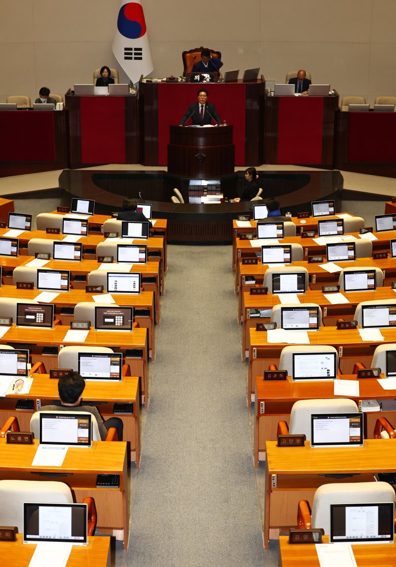 [서울=뉴시스] 김명년 기자 = 송석준 국민의힘 의원이 12일 서울 여의도 국회에서 열린 본회의에서 형사소송법 일부개정법률안(대안)에 대한 무제한 토론(필리버스터)을 하고 있다. 2025.12.12. kmn@newsis.com