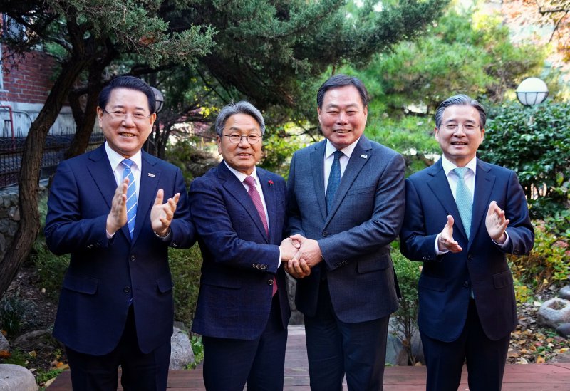 김영록 전남도지사(왼쪽부터)와 강기정 광주시장, 김산 무안군수, 김용범 대통령실 정책실장이 19일 서울 용산의 한 음식점에서 '대통령실-지자체 4자 협의'에 참석, 광주 민간·군 공항 통합 이전 추진에 대한 공감대를 이루며 기념촬영을 하고 있다. (전남도 제공. 재판매 및 DB 금지) /뉴스1