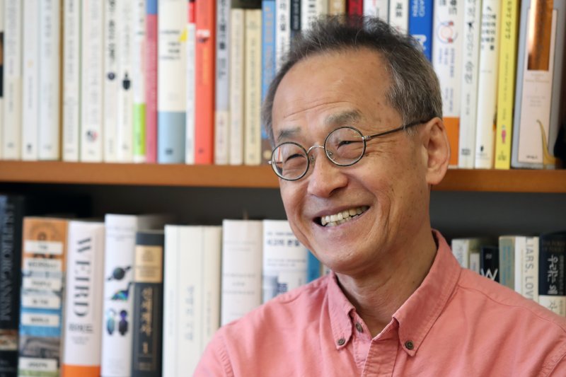 [서울=뉴시스] 박진희 기자 = 최재천 이화여자대학교 대학원 에코과학부 석좌교수가 지난 2023년 3월20일 서울 서대문구 이화여자대학교 연구실에서 뉴시스와 인터뷰 하고 있다. 생명다양성재단 대표이기도 한 최 교수는 최근 세계 다윈주의자 인터뷰집 '다윈의 사도들(Darwin’s 12 Apostles)'를 출간했다. 2023.03.25. pak7130@newsis.com