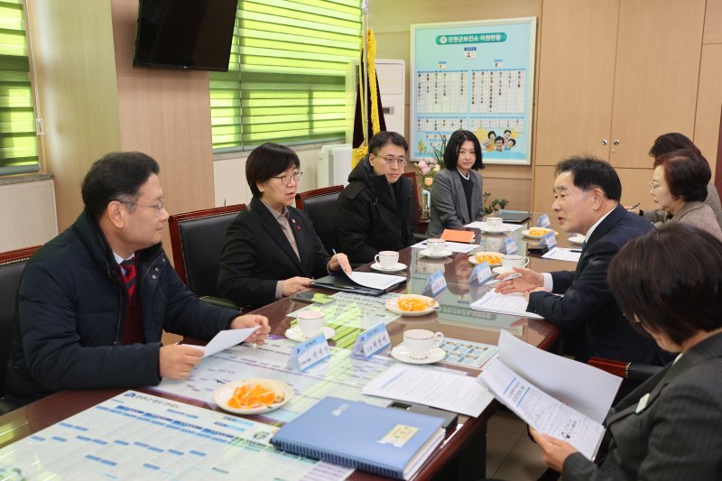 [진천=뉴시스] 정은경(왼쪽 두 번째) 보건복지부 장관이 12일 충북 진천군청 집무실에서 송기섭(오른쪽 두 번째) 진천군수로부터 통합돌봄 추진사업 준비 상황과 실제 운영 사례 등을 보고 받고 있다. (사진=진천군 제공) 2025.12.12. photo@newsis.com