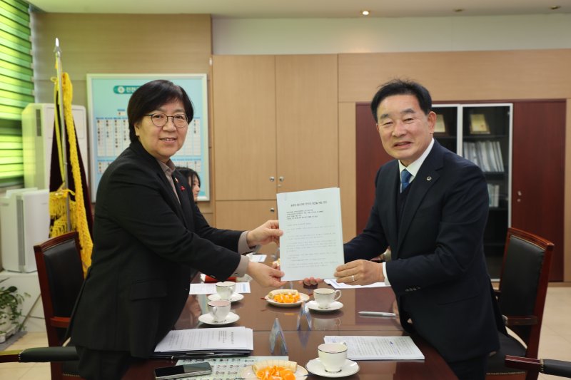 [진천=뉴시스] 송기섭(오른쪽) 충북 진천군수가 12일 진천군청 집무실에서 정은경 보건복지부 장관에게 충북 필수의료 인프라 부족 문제 지원을 건의한 건의서와 호소문을 전달하고 있다. (사진=진천군 제공) 2025.12.12. photo@newsis.com