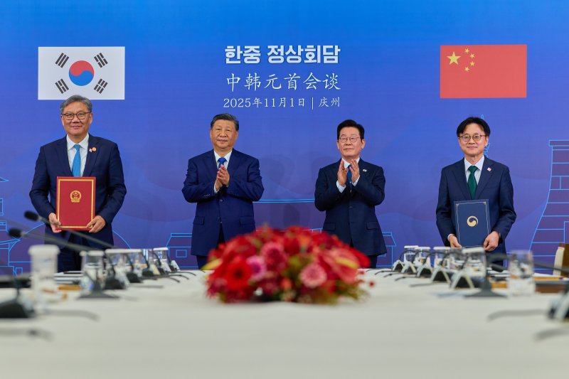 김정관 산업통상부 장관과 중국 왕원타오 상무부장이 1일 경북 경주박물관에서 이재명 대통령과 시진핑 중국 국가주석이 참석한 가운데 '서비스 무역 교류 협력 강화' 양해각서를 체결하고 있다. (대통령실 제공. 재판매 및 DB 금지) 2025.11.2/뉴스1 ⓒ News1 이재명 기자