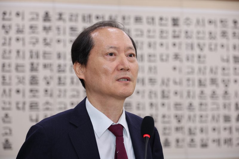 [서울=뉴시스] 김금보 기자 = 이완규 전 법제처장이 24일 오전 서울 여의도 국회에서 열린 법제사법위원회의 법제처에 대한 국정감사에서 증인 선서 거부 의사를 밝히고 있다. 2025.10.24. kgb@newsis.com