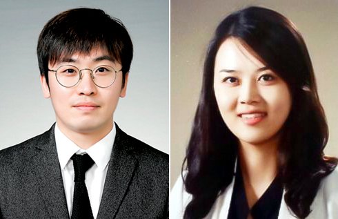 [광주=뉴시스] 교육부와 한국대학교육협의회에서 주관한 2025년 대입 진로진학지도 우수사례 공모전에서 대상을 받은 조대여고 류진표 교사(왼쪽)와 최우수상을 받은 동신고 박선영 교사. (사진=광주교육청 제공) 2025.12.12. photo@newsis.com *재판매 및 DB 금지