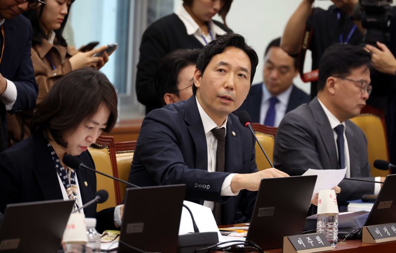 [서울=뉴시스] 조성봉 기자 = 이정헌 더불어민주당 의원이 지난 10월23일 오전 서울 여의도 국회에서 열린 과학기술정보방송통신위원회 국정감사에서 질의를 하고 있다. 2025.10.23. suncho21@newsis.com