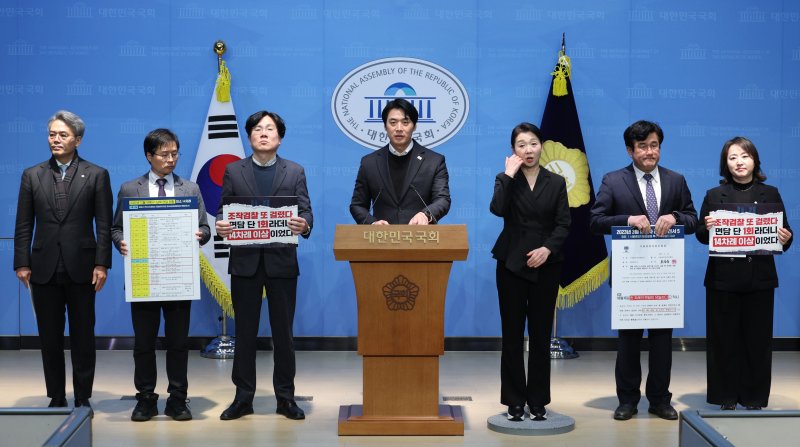 한준호 더불어민주당 정치검찰 조작기소대응특위 위원장이 12일 서울 여의도 국회 소통관에서 김용 전 민주연구원 부원장 사건 관련 검사들에 대한 고발 기자회견을 하고 있다. 2025.12.12/뉴스1 ⓒ News1 신웅수 기자