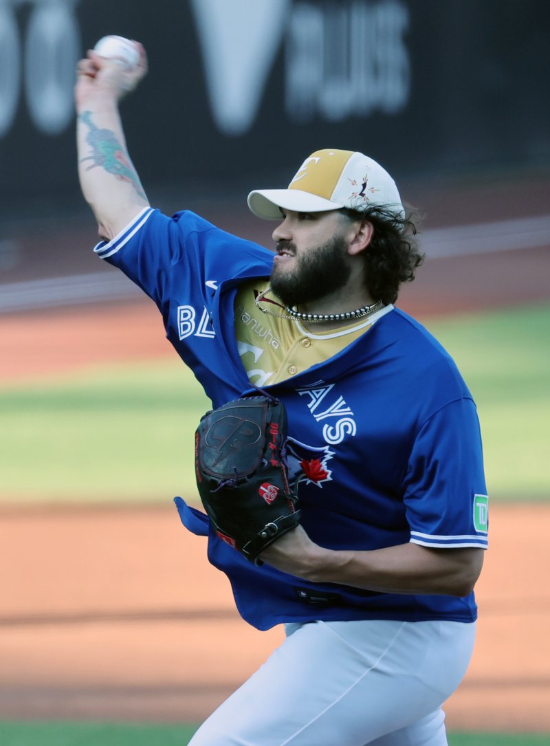 12일 오후 대전 한화생명볼파크에서 열린 '2025 신한 SOL Bank KBO 올스타전'에서 폰세가 퍼포먼스를 선보이고 있다. 2025.7.12/뉴스1 ⓒ News1 김기태 기자