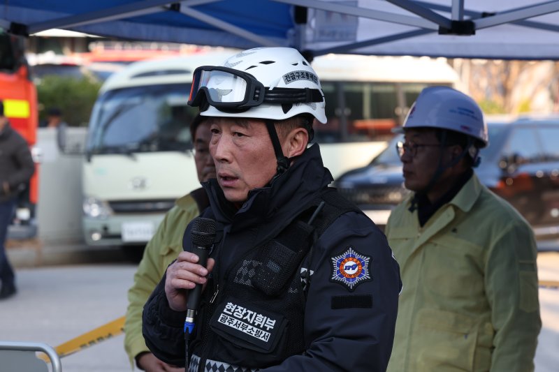 12일 오후 광주 서구 치평동(상무지구)의 광주대표도서관 붕괴사고 공사 현장에서 안균재 서부소방서 예방안전과장이 발언하고 있다. ⓒ News1 박지현 기자