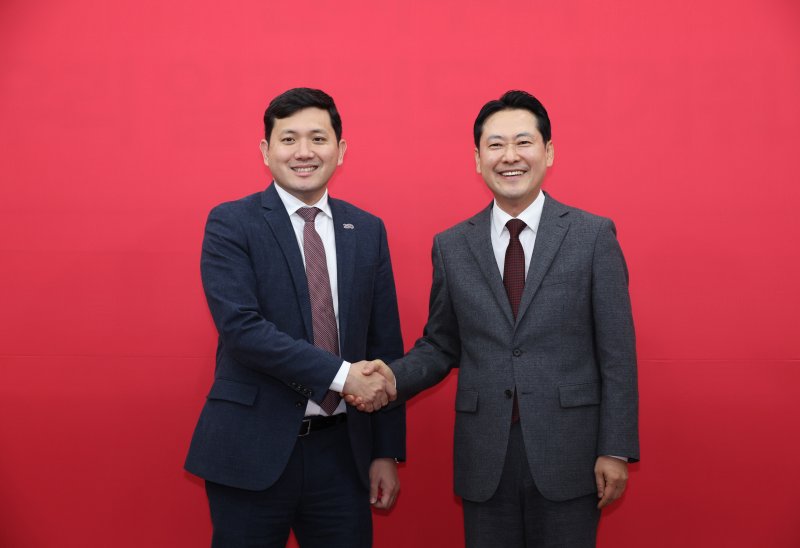 [서울=뉴시스] 김금보 기자 = 장동혁 국민의힘 대표가 12일 서울 여의도 국회에서 케빈 김 주한 미국대사대리와 기념촬영을 하고 있다. 2025.12.12. kgb@newsis.com