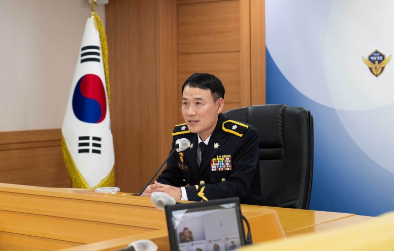 하만식 제23대 남해해경청장이 직원들과 소통하고 있다.(남해해경청 제공. 재판매 및 DB 금지)