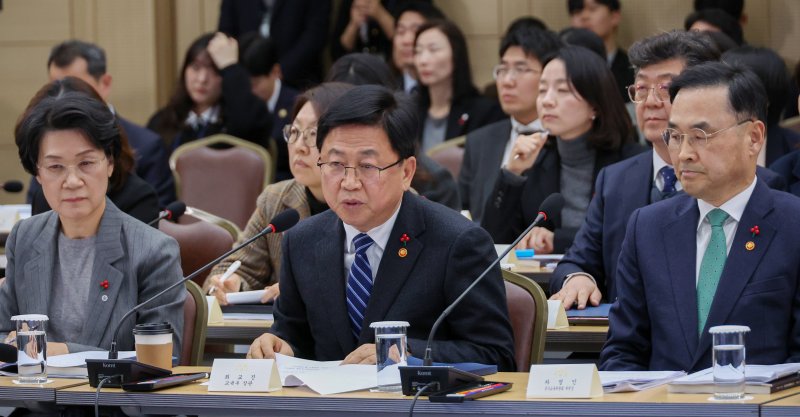 업무보고 하는 최교진 장관 (세종=연합뉴스) 한상균 기자 = 최교진 교육부 장관이 12일 세종시 정부세종컨벤션센터에서 이재명 대통령에게 업무보고를 하고 있다. 왼쪽부터 최은옥 교육부 차관, 최교진 교육부 장관, 차정인 국가교육위원장. 2025.12.12 superdoo82@yna.co.kr (끝)