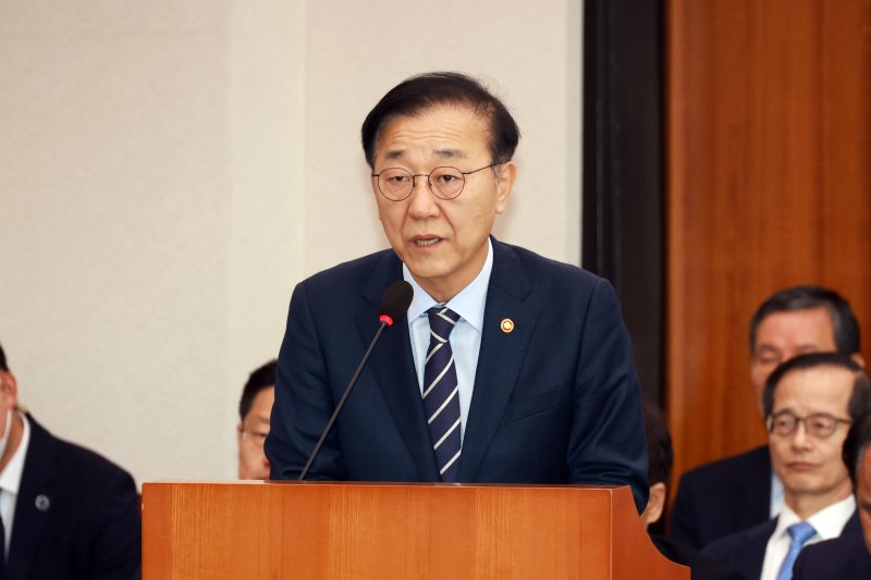 [서울=뉴시스] 고승민 기자 = 김윤덕 국토교통부 장관이 10일 서울 여의도 국회에서 열린 국토교통위원회 전체회의에서 안건 통과에 대한 감사 인사를 하고 있다. 2025.12.10. kkssmm99@newsis.com