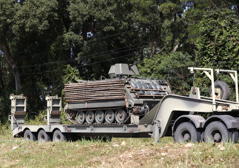 태국 수린주 캅초엥에서 12일(현지시간) 태국군이 장갑차를 수송하고 있다. EPA 연합