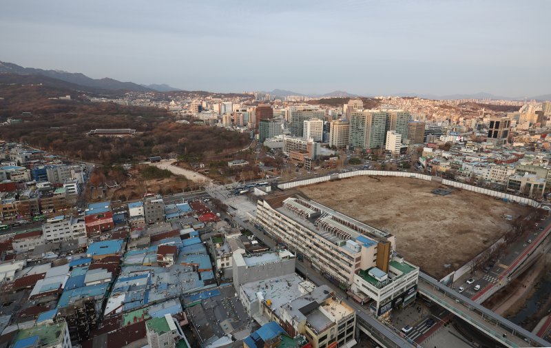 지난 12일 서울 종로구 종묘와 세운4구역의 모습. 뉴시스