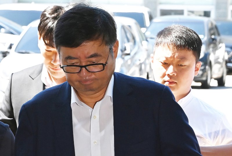 [수원=뉴시스] 김종택 기자 = 공장 화재로 23명의 사망자가 발생한 화성 리튬전지 제조업체 아리셀 박순관 대표와 박중언 아리셀 총괄본부장(사진 오른쪽)이 28일 경기도 수원지방법원에서 열린 구속 전 피의자 심문(영장실질심사)을 마친 후 대기장소인 수원남부경찰서로 들어서고 있다. 2024.08.28. jtk@newsis.com