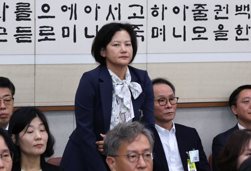 [서울=뉴시스] 김금보 기자 = 정유미 법무연수원 연구위원 (전 창원지검장)이 지난 10월 21일 서울 여의도 국회에서 열린 법제사법위원회 국정감사에서 인사를 하고 있다. 2025.10.21. kgb@newsis.com