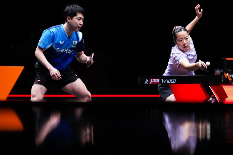 [홍콩=신화/뉴시스] 임종훈과 신유빈이 10일(현지 시간) 중국 홍콩에서 열린 2025 월드테이블테니스(WTT) 홍콩 파이널스(왕중왕전) 조별 리그 2조 혼합 복식에서 브라질의 우고 칼데라노-브루노 다카하시 조와 경기하고 있다. 임종훈-신유빈 조가 3-0(13-11 11-7 11-5)으로 승리하고 1승을 먼저 챙겼다. 2025.12.10.