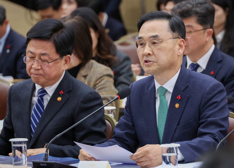 [세종=뉴시스] 최동준 기자 = 차정인 국가교육위원장(오른쪽)이 12일 세종시 정부세종컨벤션센터에서 열린 교육부·국가교육위원회·법제처 업무보고에서 발언하고 있다. (대통령실통신사진기자단) 2025.12.12. photocdj@newsis.com <저작권자ⓒ 공감언론 뉴시스통신사. 무단전재-재배포 금지.> /사진=뉴시스화상