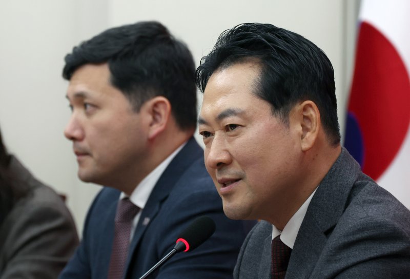 [서울=뉴시스] 김금보 기자 = 장동혁 국민의힘 대표가 12일 서울 여의도 국회에서 케빈 김 주한 미국대사대리의 예방을 받으며 발언을 하고 있다. 2025.12.12. kgb@newsis.com