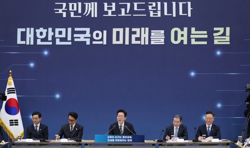 [세종=뉴시스] 최동준 기자 = 이재명 대통령이 12일 세종시 정부세종컨벤션센터에서 열린 교육부·국가교육위원회·법제처 업무보고에서 발언하고 있다. (대통령실통신사진기자단) 2025.12.12. photocdj@newsis.com