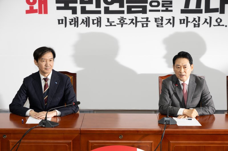 장동혁 국민의힘 대표가 1일 서울 여의도 국회에서 조국 조국혁신당 대표를 접견, 인사말을 하고 있다. 2025.12.1/뉴스1 ⓒ News1 이승배 기자