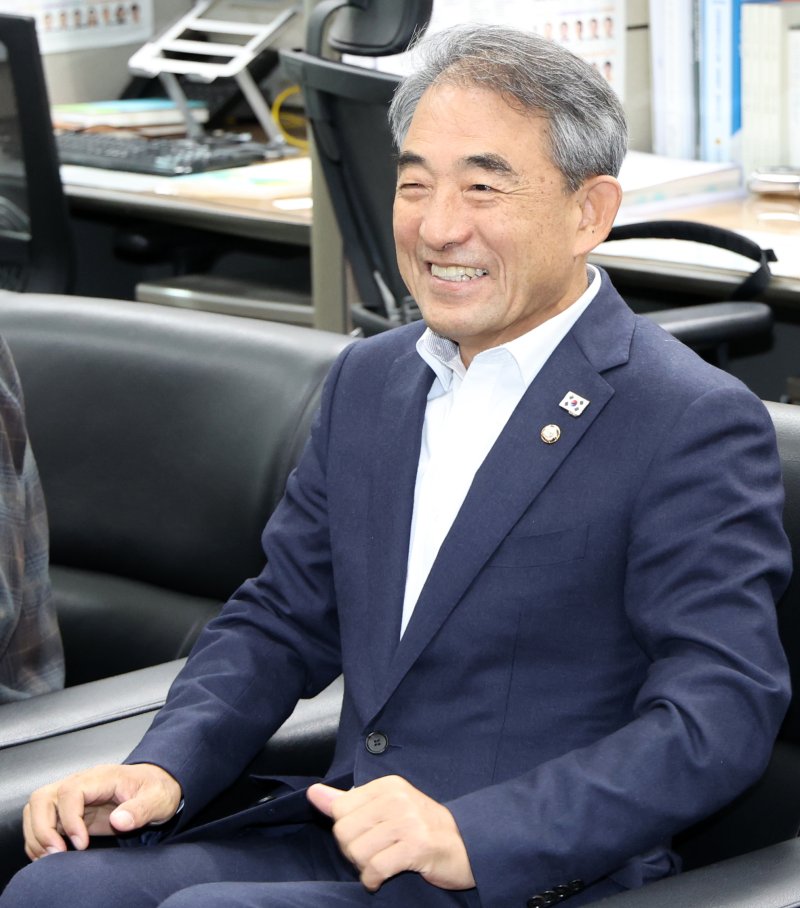 윤준병 더불어민주당 신임 전북도당위원장이 3일 전북 전주시 전북특별자치도의회 기자실을 방문해 환하게 웃으며 간담회를 준비하고 있다. 2025.11.3/뉴스1 ⓒ News1 유경석 기자