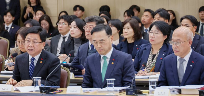 [세종=뉴시스] 최동준 기자 = 최교진 교육부 장관이 12일 세종시 정부세종컨벤션센터에서 열린 교육부·국가교육위원회·법제처 업무보고에서 발언하고 있다. (대통령실통신사진기자단) 2025.12.12. photocdj@newsis.com