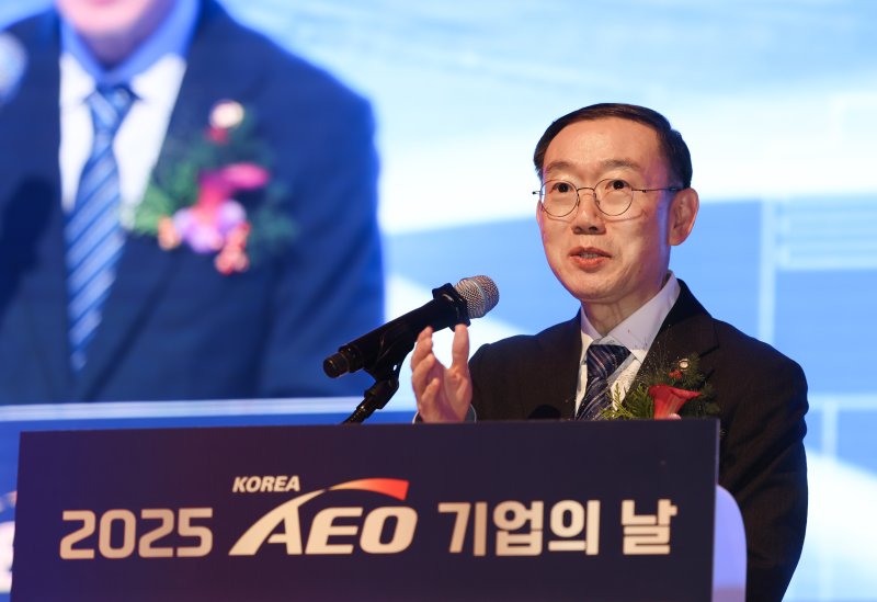 이명구 관세청장이 12일 건설회관에서 열린 2025 AEO 기업의 날 행사에서 개회사를 하고 있다. (관세청 제공.재판매 및 DB금지)/뉴스1