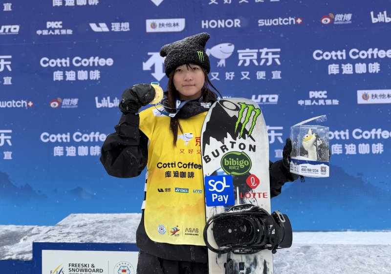 [서울=뉴시스] 스노보드 국가대표 최가온이 12일 중국 허베이성 장자커우시에서 열린 2025~2026 FIS 스노보드 월드컵 여자 하프파이프에서 우승을 차지했다. (사진=대한스키·스노보드협회 제공) 2025.12.12. *재판매 및 DB 금지