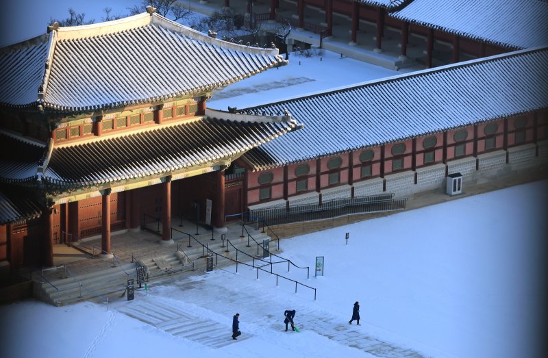 지난 5일 서울 종로구 경복궁에서 관계자들이 밤새 내린 눈을 치우고 있다. 2025.12.5/뉴스1 ⓒ News1 임세영 기자