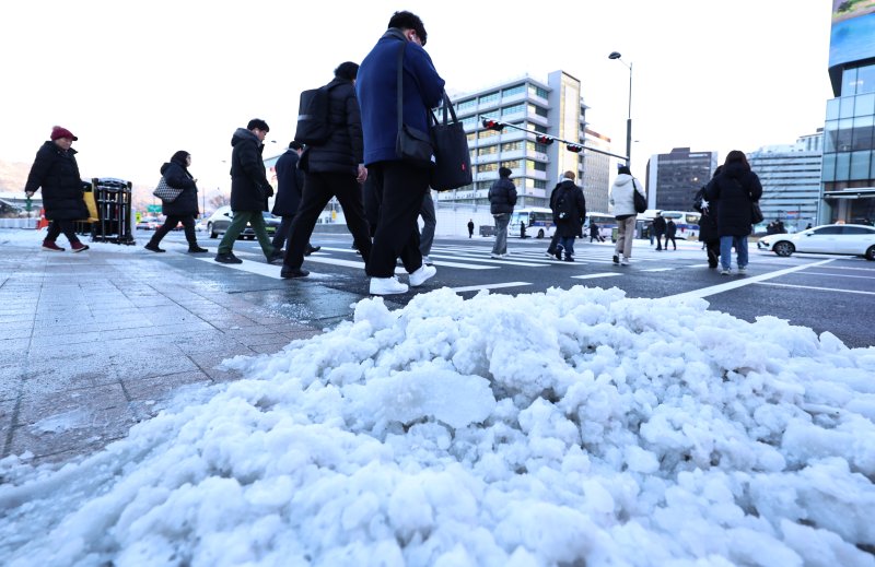 서울 광화문역 일대에서 시민들이 출근길 발걸음을 옮기고 있다. 2025.12.5/뉴스1 ⓒ News1 구윤성 기자