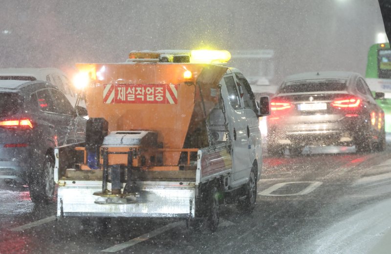 [서울=뉴시스] 황준선 기자 = 서울·인천·경기·강원 대설주의보가 발효된 4일 오후 서울 중구 거리에서 제설작업 차량이 이동하고 있다. 2025.12.04. hwang@newsis.com