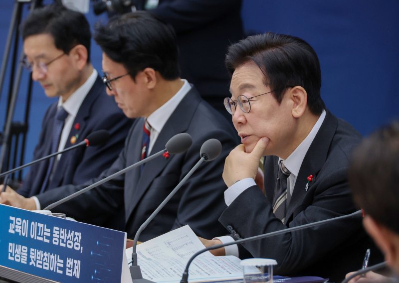 [세종=뉴시스] 최동준 기자 = 이재명 대통령이 12일 세종시 정부세종컨벤션센터에서 열린 교육부·국가교육위원회·법제처 업무보고에서 발언하고 있다. (대통령실통신사진기자단) 2025.12.12. photocdj@newsis.com