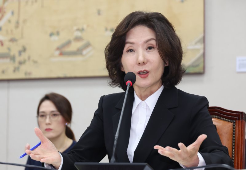 [서울=뉴시스] 고승민 기자 = 이진숙 사회부총리 겸 교육부 장관 후보자가 16일 서울 여의도 국회 교육위원회에서 열린 인사청문회에서 의원 질의에 답하고 있다. 2025.07.16. kkssmm99@newsis.com