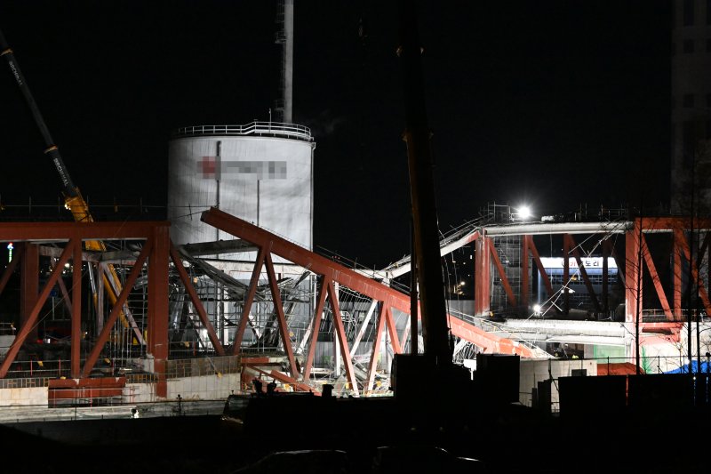 [광주=뉴시스] 이현행 기자 = 11일 오후 광주 서구 치평동 광주대표도서관 건설 현장에서 콘크리트 타설 작업 중 구조물 붕괴 사고가 나 소방당국이 잔해물에 매몰된 것으로 추정되는 작업자 2명을 구조 중이다. 다른 매몰자 2명은 구조됐지만 사망했다. 2025.12.11. lhh@newsis.com