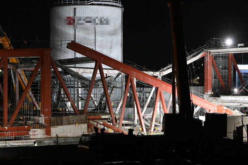 [광주=뉴시스] 이현행 기자 = 11일 오후 광주 서구 치평동 광주대표도서관 건설 현장에서 콘크리트 타설 작업 중 구조물 붕괴 사고가 나 소방당국이 잔해물에 매몰된 것으로 추정되는 작업자 2명을 구조 중이다. 다른 매몰자 2명은 구조됐지만 사망했다. 2025.12.11. lhh@newsis.com