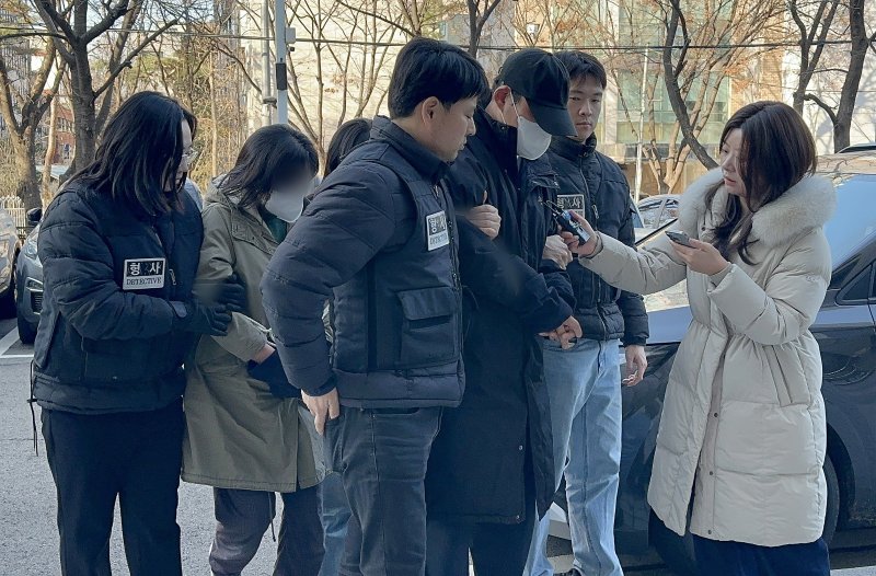 70대 어머니를 폭행해 사망에 이르게 한 혐의를 받는 40대 남매가 12일 양천구 서울남부지법에서 열린 구속 전 피의자심문(영장실질심사)에 출석하고 있다. 지난 10일 서울 구로경찰서는 존속폭행치사 혐의로 이들 남매를 긴급체포했다. 경찰은 사체 검안 결과와 관련자 진술 등을 토대로 폭행 정황이 있었다고 보고 이들을 체포해 조사했다. 2025.12.12/뉴스1 ⓒ News1 강서연 기자