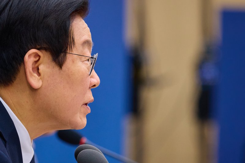 이재명 대통령이 11일 세종시 정부세종컨벤션센터에서 열린 '희망찬 농업·농촌, 모두가 행복하게 일하는 나라' 농림축산식품부(농촌진흥청·산림청)-고용노동부 업무보고에서 발언하고 있다. (대통령실 제공. 재판매 및 DB 금지) 2025.12.11/뉴스1 ⓒ News1 이재명 기자