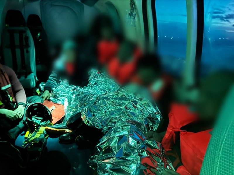 제주 해상을 지나던 외국 선적 상선에서 바다로 추락한 선원 5명이 뮤서하 구조돼 해경 헬기에 탑승했다.(제주해경청 제공. 재판매 및 DB 금지)/뉴스1