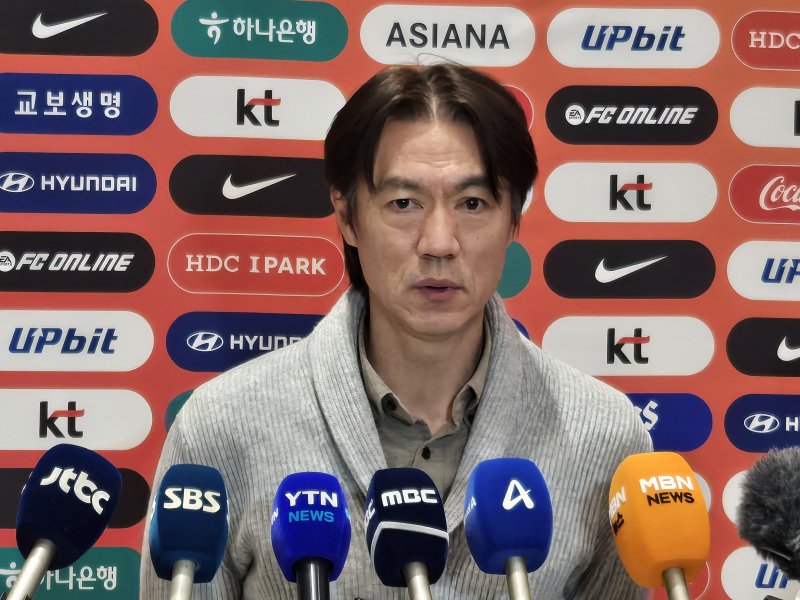 [인천공항=뉴시스] 하근수 기자= 2026 국제축구연맹(FIFA) 북중미 월드컵 조 추첨식과 베이스캠프 후보지 답사를 마친 홍명보 축구 국가대표팀 감독이 12일 인천국제공항 제2터미널을 통해 귀국했다. 2025.12.12. hatriker22@newsis.com