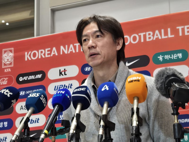 [인천공항=뉴시스] 하근수 기자= 2026 국제축구연맹(FIFA) 북중미 월드컵 조 추첨식과 베이스캠프 후보지 답사를 마친 홍명보 축구 국가대표팀 감독이 12일 인천국제공항 제2터미널을 통해 귀국했다. 2025.12.12. hatriker22@newsis.com