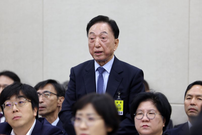 [서울=뉴시스] 김명년 기자 = 김철수 대한적십자사 회장이 지난 10월 30일 오전 서울 여의도 국회 보건복지위원회에서 열린 보건복지부 등에 대한 종합감사에서 질의에 답하는 모습. 2025.10.30. kmn@newsis.com